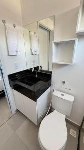 ein Badezimmer mit weißer Toilette und Waschbecken in der Unterkunft Flat em Barra Grande com piscina in Barra Grande + 7 Fotos