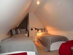 En eller flere senge i et værelse på Holiday home in Borgsum with swimming pool