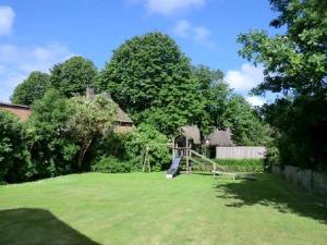 En have udenfor Holiday home in Borgsum with swimming pool