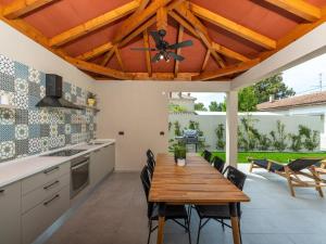 Kuchyň nebo kuchyňský kout v ubytování Stylish Umag Villa Just 200 m from the Sea