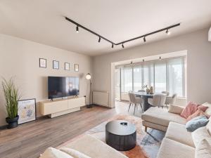 TV a/nebo společenská místnost v ubytování Stylish Umag Villa Just 200 m from the Sea