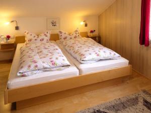 een bed met twee kussens erop in een kamer bij I in the Anton house in Obermaiselstein