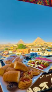 una tavola ricoperta con diversi tipi di prodotti da forno di Leeda Pyramids View a Il Cairo
