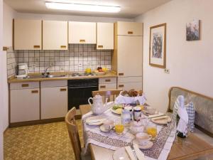 een keuken met een tafel met theeservies erop bij III in the Anton house in Obermaiselstein
