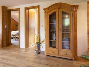 een grote houten kast in een woonkamer bij III in the Anton house in Obermaiselstein