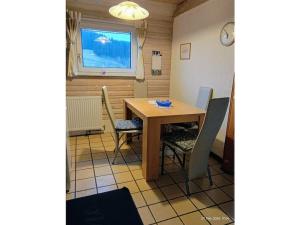 een eetkamer met een houten tafel en stoelen bij Haldenhäusle Black Forest in Oberschwärzenbach