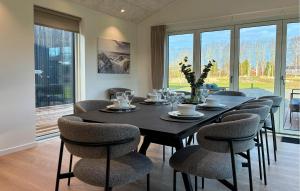 Un comedor con una mesa y sillas negras. en 5 Bedroom Gorgeous Home In Karrebæksminde, en Enø By