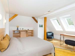 een slaapkamer met een bed, een bureau en stoelen bij Old Forester's Lodge Wildenthal - App 5 in Wildenthal
