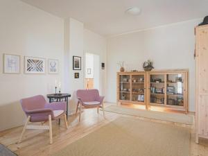 een woonkamer met twee stoelen en een tafel bij Old Forester's Lodge Wildenthal - App 5 in Wildenthal