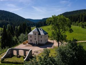 een luchtfoto van een huis in een veld bij Old Forester's Lodge Wildenthal - App 5 in Wildenthal