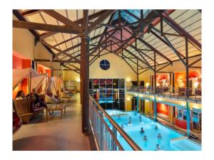 een groot binnenzwembad met eenden erin bij Old Forester's Lodge Wildenthal - App 5 in Wildenthal