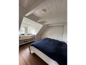 una camera con letto e soffitto bianco di Object 77 Nieblum a Goting