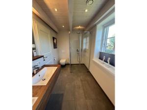 un bagno con doccia, lavandino e WC di Object 77 Nieblum a Goting