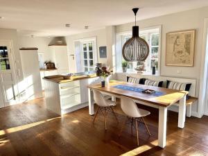 una cucina con tavolo e sedie e una sala da pranzo di Object 77 Nieblum a Goting