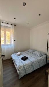 ein Schlafzimmer mit einem großen Bett mit Fenster in der Unterkunft Luxueux t3 Aiguebelle in Randens