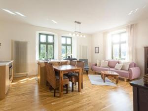 un soggiorno con cucina e sala da pranzo di Old Forester's Lodge Wildenthal - App 4 a Wildenthal