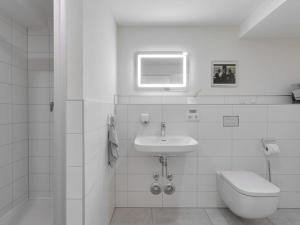 un bagno bianco con lavandino e WC di Old Forester's Lodge Wildenthal - App 4 a Wildenthal Altre 34 foto