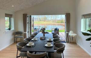 Posezení v ubytování Luxurious Home In Karrebæksminde With Wifi