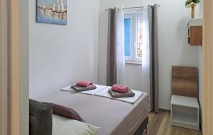 Postel nebo postele na pokoji v ubytování 3 Bedroom Amazing Home In Plomin