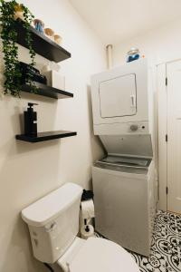 een badkamer met een toilet met een fontein bij Rose Park Cottage in Community Medical Center Heliport