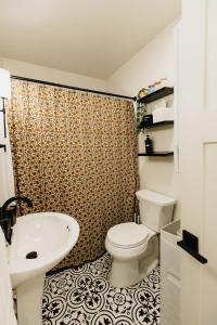 een badkamer met toilet en wastafel bij Rose Park Cottage in Community Medical Center Heliport