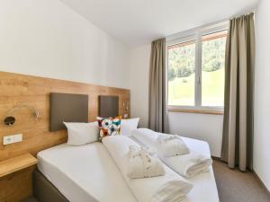 Postel nebo postele na pokoji v ubytování Alpine Lodge Klösterle am Arlberg