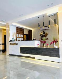 una hall di un hotel con reception di Quartz Executive - كوارتز التنفيذية a Abha