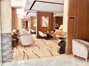 una hall con sedie e un tavolo in un edificio di Quartz Executive - كوارتز التنفيذية a Abha Altre 17 foto