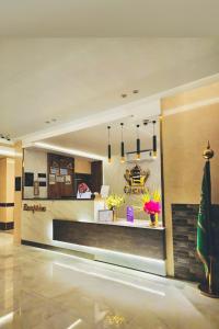 una hall con una reception in un edificio di Quartz Executive - كوارتز التنفيذية a Abha