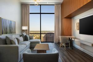 TV a/nebo společenská místnost v ubytování The Westin Galleria Dallas