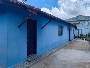 een blauw gebouw met een deur in een binnenplaats bij Casa azul in Iguape