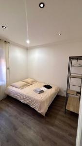 ein Schlafzimmer mit einem Bett in einem Zimmer in der Unterkunft Spacieux T3 aiguebelle in Randens + 27 Fotos