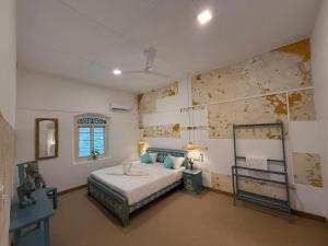 En eller flere senge i et værelse på 1929 Sudu Colonial House