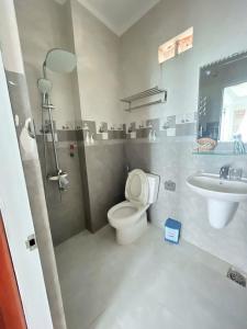 een badkamer met een douche, een toilet en een wastafel bij Vi-vu Hotel Quy Nhơn in Quy Nhon +11 foto's