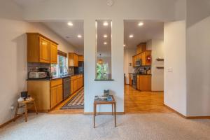 una cucina con mobili in legno e un tavolo in una stanza di Slope View a Mount Hood