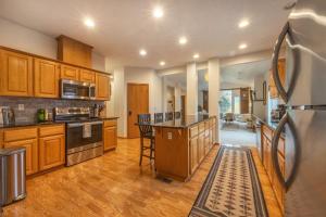 una grande cucina con armadi in legno e piano di lavoro di Slope View a Mount Hood