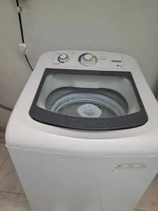 KITNET ELVIS PRESLEY - Largo do Machado في ريو دي جانيرو: مرحاض أبيض ومقعده في الحمام +11 صورة