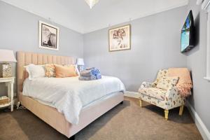 Giường trong phòng chung tại Roseberne Cottage