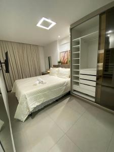 een slaapkamer met een bed en een glazen schuifdeur bij Sofisticado, aconchegante e moderno in João Pessoa