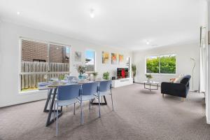 Khu vực ghế ngồi tại Peaceful Schofields 5BR Near Station Garage