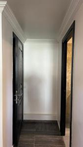 una stanza vuota con due porte e un corridoio di Charmant studio avec terrasse a Aiguebelle