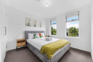 Giường trong phòng chung tại Peaceful Schofields 5BR Near Station Garage