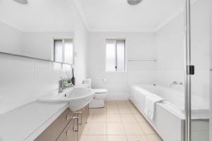 Phòng tắm tại Peaceful Schofields 5BR Near Station Garage +21 ảnh