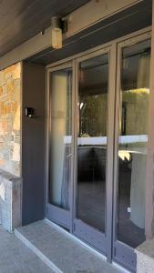 una porta scorrevole in vetro sul lato di una casa di Charmant studio avec terrasse a Aiguebelle