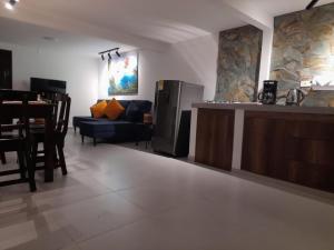 una cucina e un soggiorno con un divano e un tavolo di Finca El Rosal a Alcalá