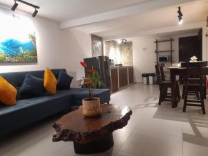 un soggiorno con un divano blu e un tavolo di Finca El Rosal a Alcalá