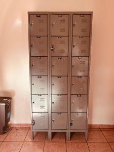 un montón de taquillas en una habitación en The Ardmore Home Share, en Los Ángeles