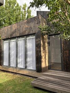 een zwart huis met ramen en een terras bij Rosewood Terrace in Bathurst +6 foto's