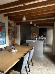 een eetkamer met een houten tafel en stoelen bij Rosewood Terrace in Bathurst