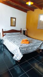 een slaapkamer met een groot bed in een kamer bij Nuestro Lugar in El Bolsón